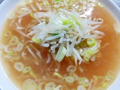 ラーメンスープの素で作るもやしとネギたっぷりスープ